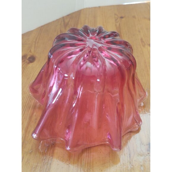 Anthony Rossi Hand Blown Glass Fluted Edge Cranberry Bowl 6" x 6" x 4.5" Canada - Picture 8 of 12